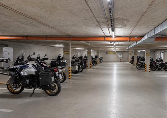Motorka zaparkovaná v hotelové garáži EFI SPA Hotelu v Brně