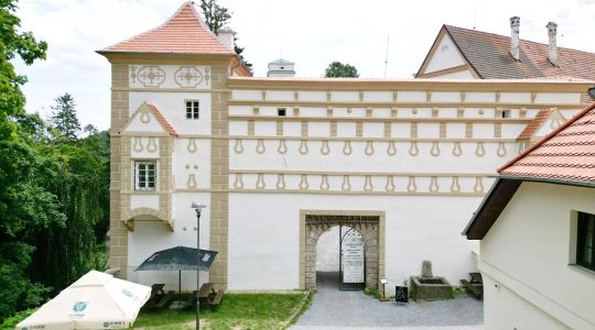  Zámek Castle Račice - Předzámčí Forecastle, Račice-Pístovice, Moravian Karst (25 km from Brno)